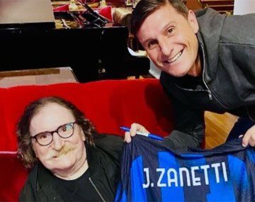 Encuentro emotivo: Charly García y Javier Zanetti intercambiaron regalos 