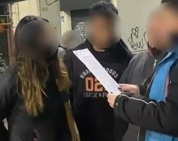 Detuvieron a dos venezolanos que estafaban por WhatsApp