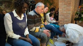 el lavado de pies del papa francisco, en imagenes el lavado de pies del papa francisco, en imagenes