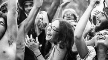 En 1971 doscientos mil jóvenes acuden al festival de rock en Avándaro, Estado de México.