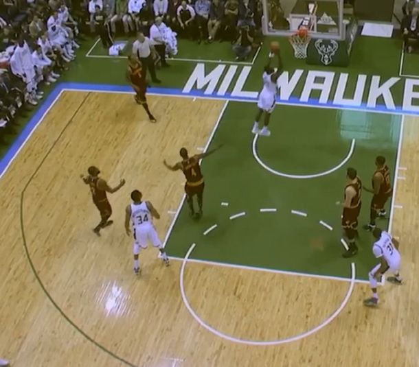 El escolta cometió un descuido y los Bucks no lo perdonaron