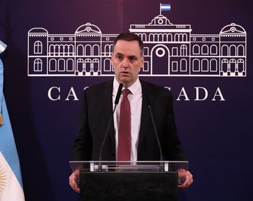 Adorni anunció la suspensión de la pauta oficial para medios de comunicación por un año
