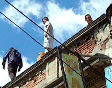 Abasto: resisten un desalojo y amenazan con arrojar garrafas