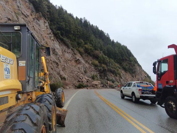 Impresionante derrumbe en la Ruta 40 provoca un corte total en el Camino de los Siete Lagos