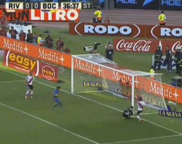 No quiso entrar: el increíble gol que erraron los uruguayos Mora y Alonso