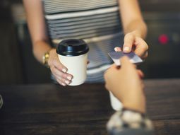 Avanzó en Diputados el proyecto para que se pueda dejar propina con tarjetas en Uruguay. Avanzó en Diputados el proyecto para que se pueda dejar propina con tarjetas en Uruguay.