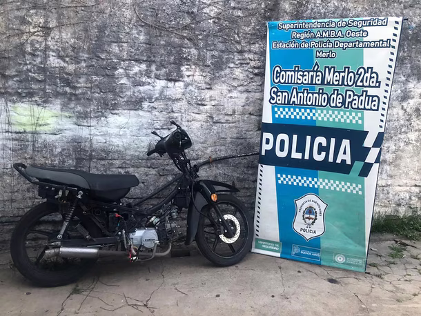 La moto Corven 110 negra sin patente en la que circulaban los delincuentes La moto Corven 110 negra sin patente en la que circulaban los delincuentes