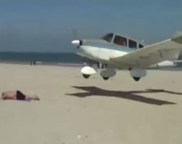 VIDEO: Una avioneta casi aterriza sobre la espalda de un turista en una playa