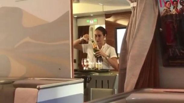 Azafata reciclando champán