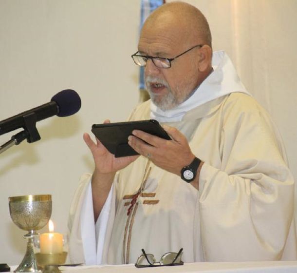 Conocé la historia del sacerdote que da la misa con una tablet