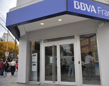 Confirmado: quienes depositen dólares para ahorro por un año no pagarán el recargo del 20%