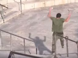 video: policia israeli le disparo a un hombre que estaba armado con un cuchillo video: policia israeli le disparo a un hombre que estaba armado con un cuchillo