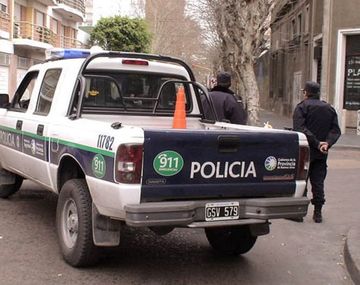 Le clavó un lápiz en el labio por ser hijo de un policía