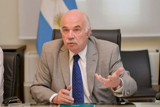 El ministro Carlos Casamiquela