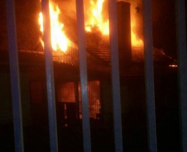Un voraz incendio afectó a una casa de la Fundación Felices los Niños