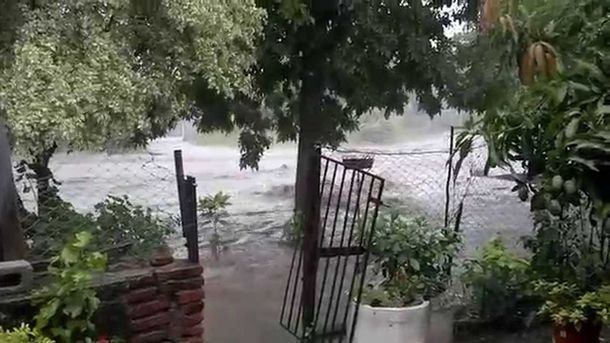 Buscan a un joven que fue arrastrado por el agua durante una tormenta en Tucumán
