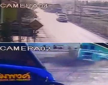 Tren embistió a micro y murieron tres personas