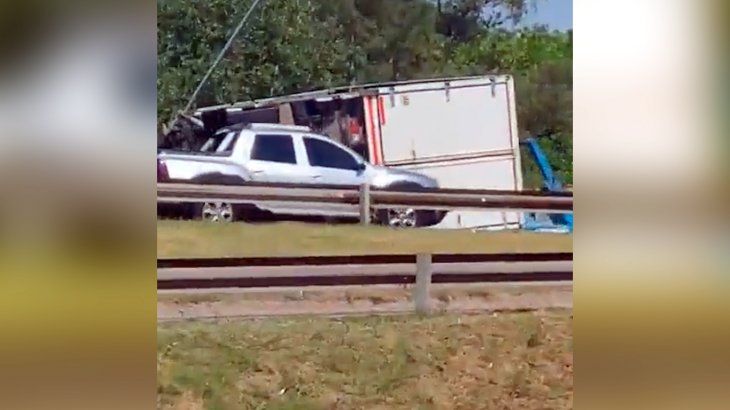 Accidente fatal en la Panamericana: un muerto y un herido tras el vuelco de un camión