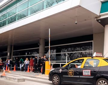 Buscan fijar las tarifas de los taxis en aeropuertos y terminales para evitar abusos