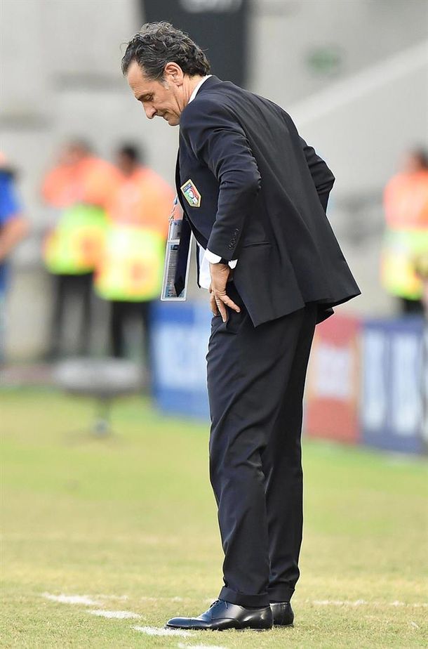 El DT de Italia calificó el arbitraje como una vergüenza y renunció