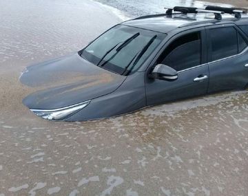 Estacionó su 4x4 en la playa y la camioneta quedó sumergida en el mar