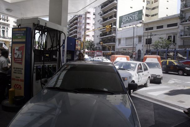 Cargar será más caro: ya rige el aumento de 6% en naftas y el gasoil