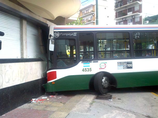 Un colectivo se incrustó en el frente de un edificio