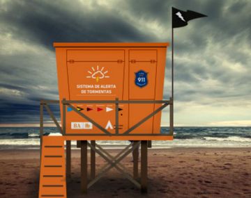Nuevo banderín negro en las playas bonaerenses para alertar por la caída de rayos