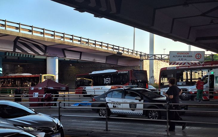 Accidente fatal en Puente Saavedra: un colectivo de la línea 59 atropelló y mató a un peatón Accidente fatal en Puente Saavedra: un colectivo de la línea 59 atropelló y mató a un peatón