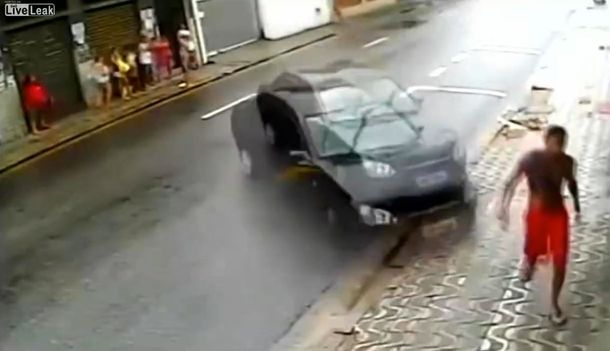 Un milagro: No lo atropelló un auto fuera de control