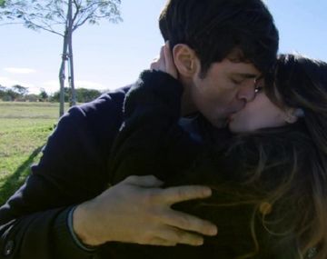 El primer beso entre Mariano Martínez y Lali Espósito