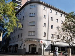 Una nena de 9 años cayó del cuarto piso de un hotel: creen que lo hizo sonámbula