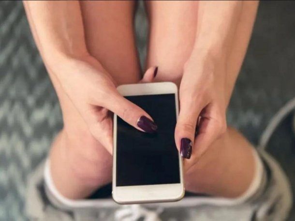 La insólita relación que estableció un médico mediático entre el uso del celular y las hemorroides