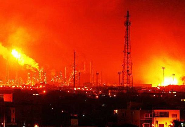 Sigue el fuego en la refinería donde murieron 41 personas