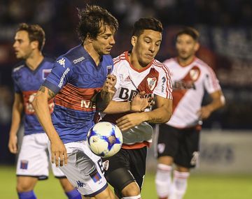 Driussi y Galmarini, luchando por la pelota en Victoria