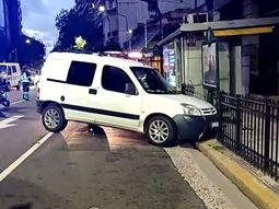 fuerte choque en barrio norte: una camioneta embistio una reja de contencion peatonal y el conductor quedo herido fuerte choque en barrio norte: una camioneta embistio una reja de contencion peatonal y el conductor quedo herido