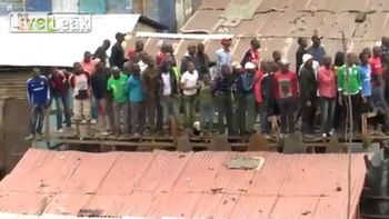 murieron 40 personas que huian de las inundaciones: el techo se vino abajo murieron 40 personas que huian de las inundaciones: el techo se vino abajo