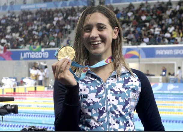 La alegría de la joven nadadora con uno de sus oros (Foto: Prensa COA)