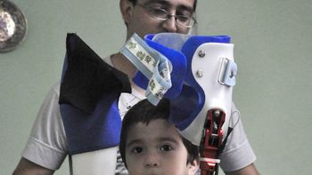 el chico al que le robaron las protesis recibio una donacion y vuelve a caminar