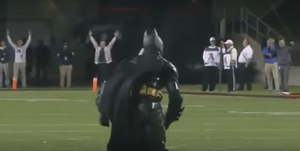 La gente aclamó al superhéroe