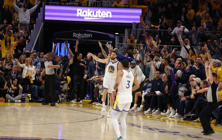 Golden State aplastó a los Lakers e igualó la serie