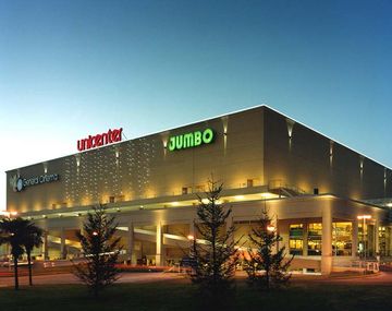 La secuestran y la obligan a hacer compras en un shopping