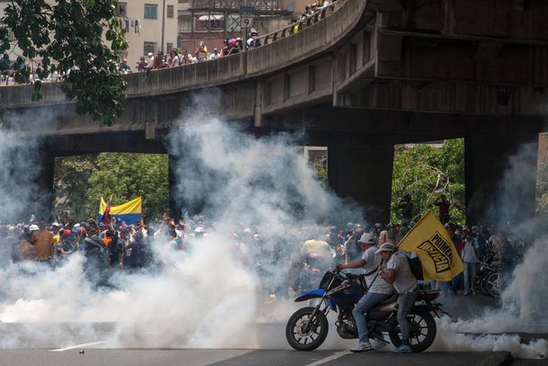 Ya son dos los muertos en la masiva marcha contra Maduro