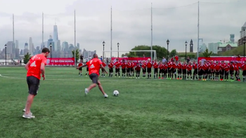 video: dos estrellas mundiales jugaron un partido de futbol ante 40 chicos video: dos estrellas mundiales jugaron un partido de futbol ante 40 chicos