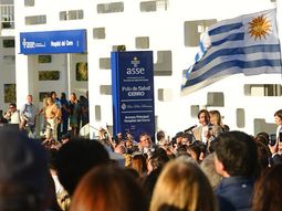 Entre protestas, Lacalle Pou realizó un acalorado discurso durante la inauguración del Hospital del Cerro. Entre protestas, Lacalle Pou realizó un acalorado discurso durante la inauguración del Hospital del Cerro.