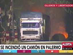 Voraz incendio de camión con fardos para caballos cerca del Hipódromo 