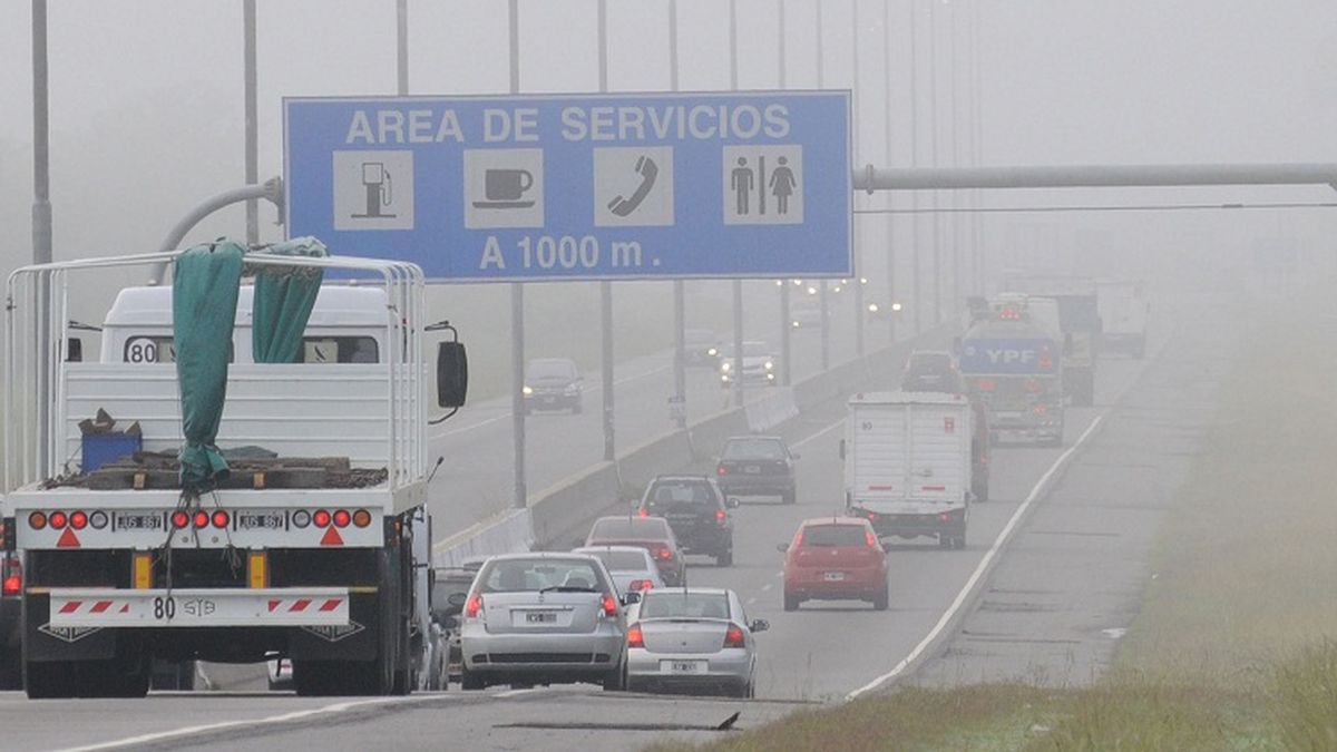 Rige un alerta vial por la densa niebla en Capital