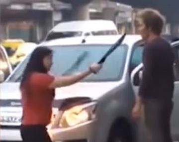 Una mujer amenaza con un machete al marido marido