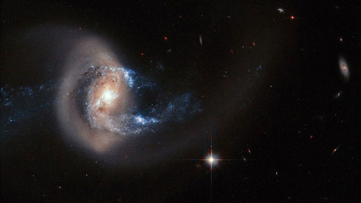 El telescopio Hubble muestra el proceso en el que una galaxia devora a otra