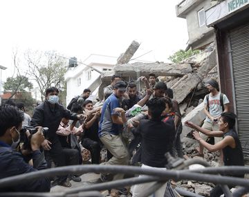 Nepal: casi 2.000 muertos y más de 4.500 heridos por el devastador terremoto